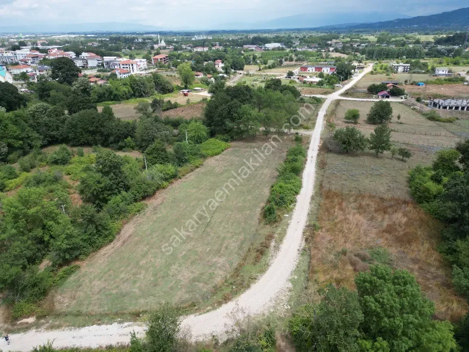 ARİFİYE NEVİYE'DE DOĞAYLA İÇ İÇE, KÖŞE PARSEL 2.363 m² İMARLI ARSA