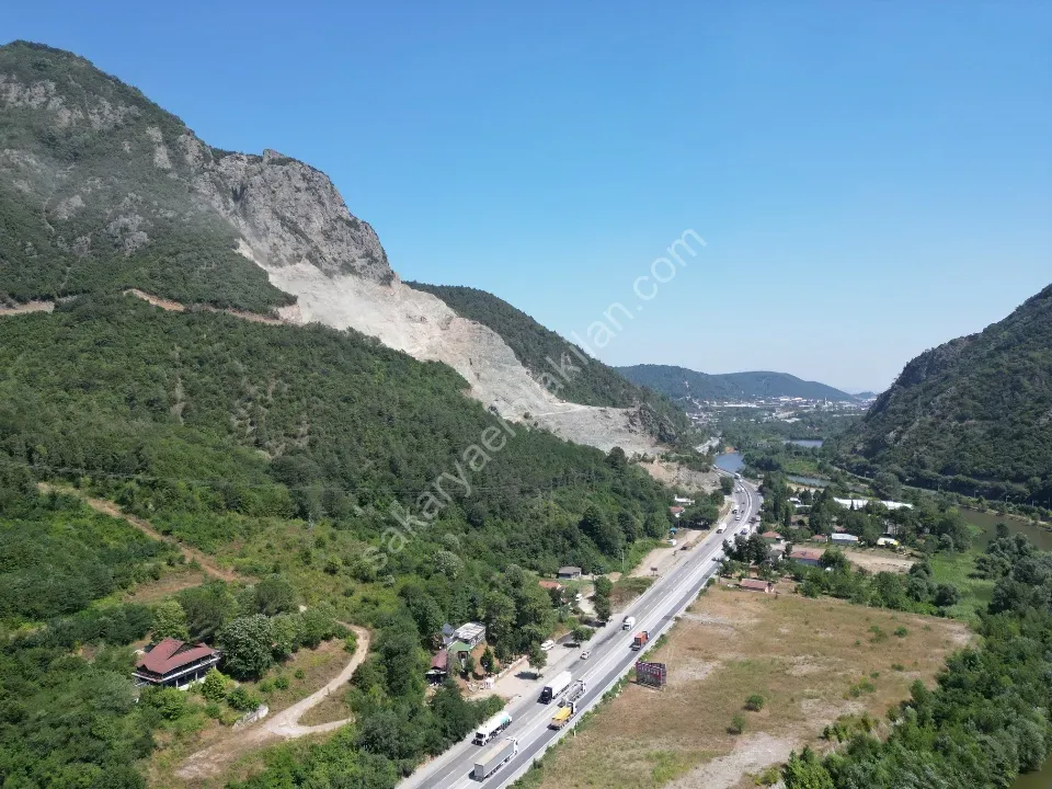 Adapazarı'na 18 km Mesafede, D-650 Üzerinde Satılık 14.520 m² Arazi
